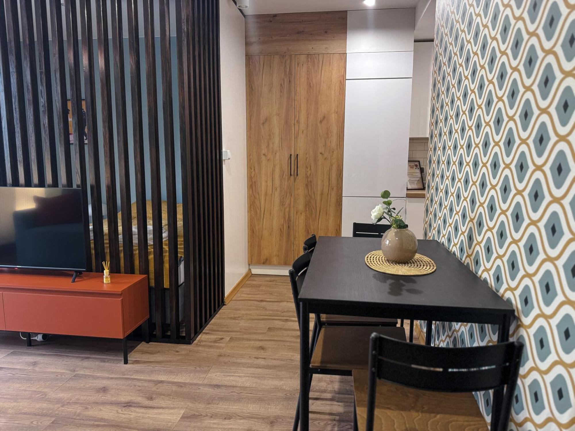 Orange With Balcony - Free Parking Leilighet *