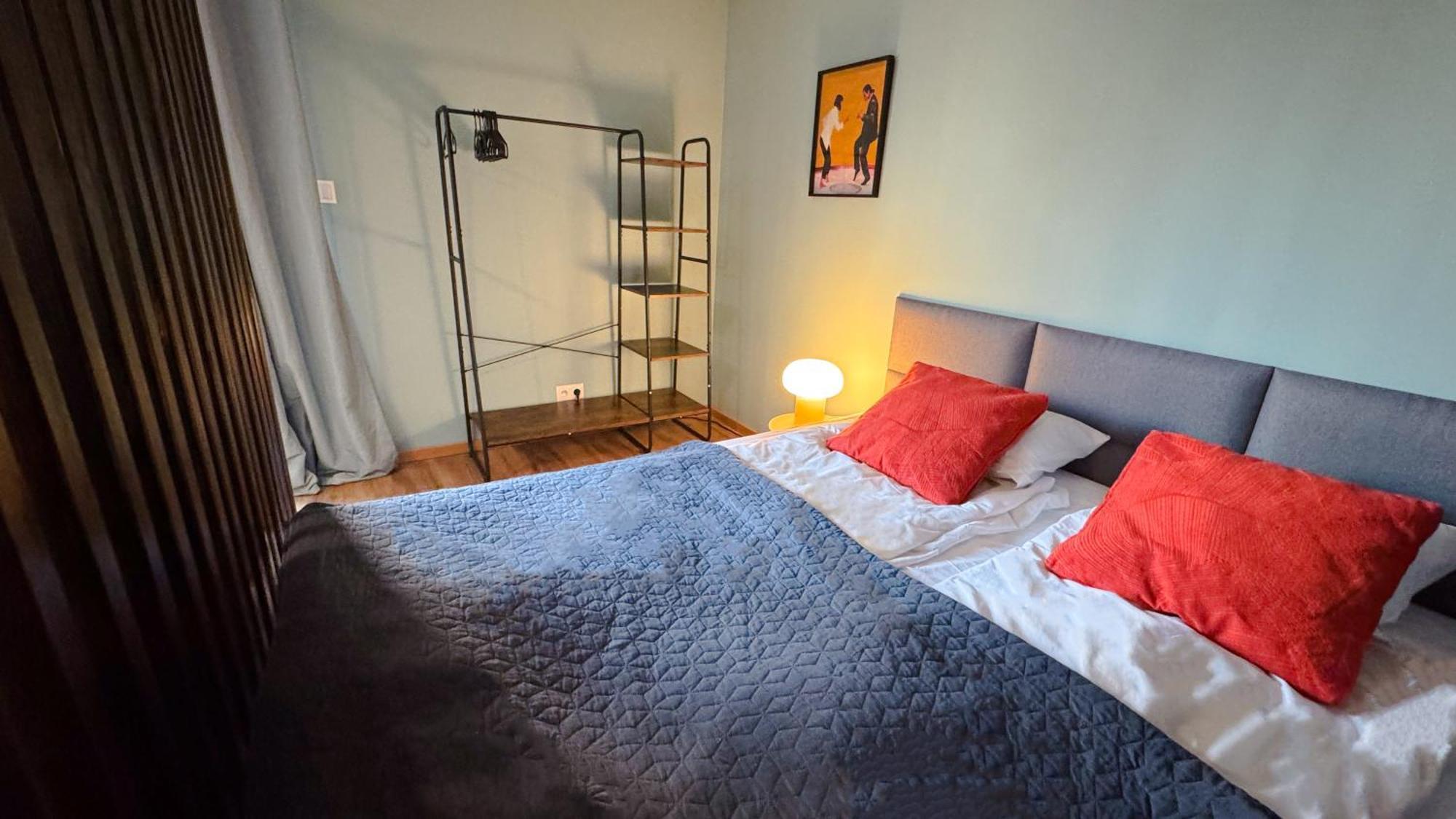Orange With Balcony - Free Parking Leilighet *